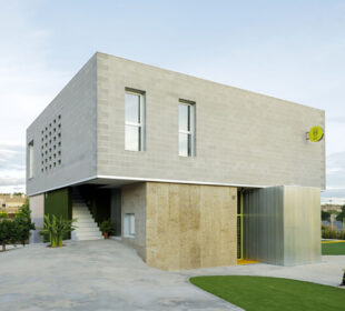 Efficiency in Design: A Multi-functional Haven in Alicante, Spain